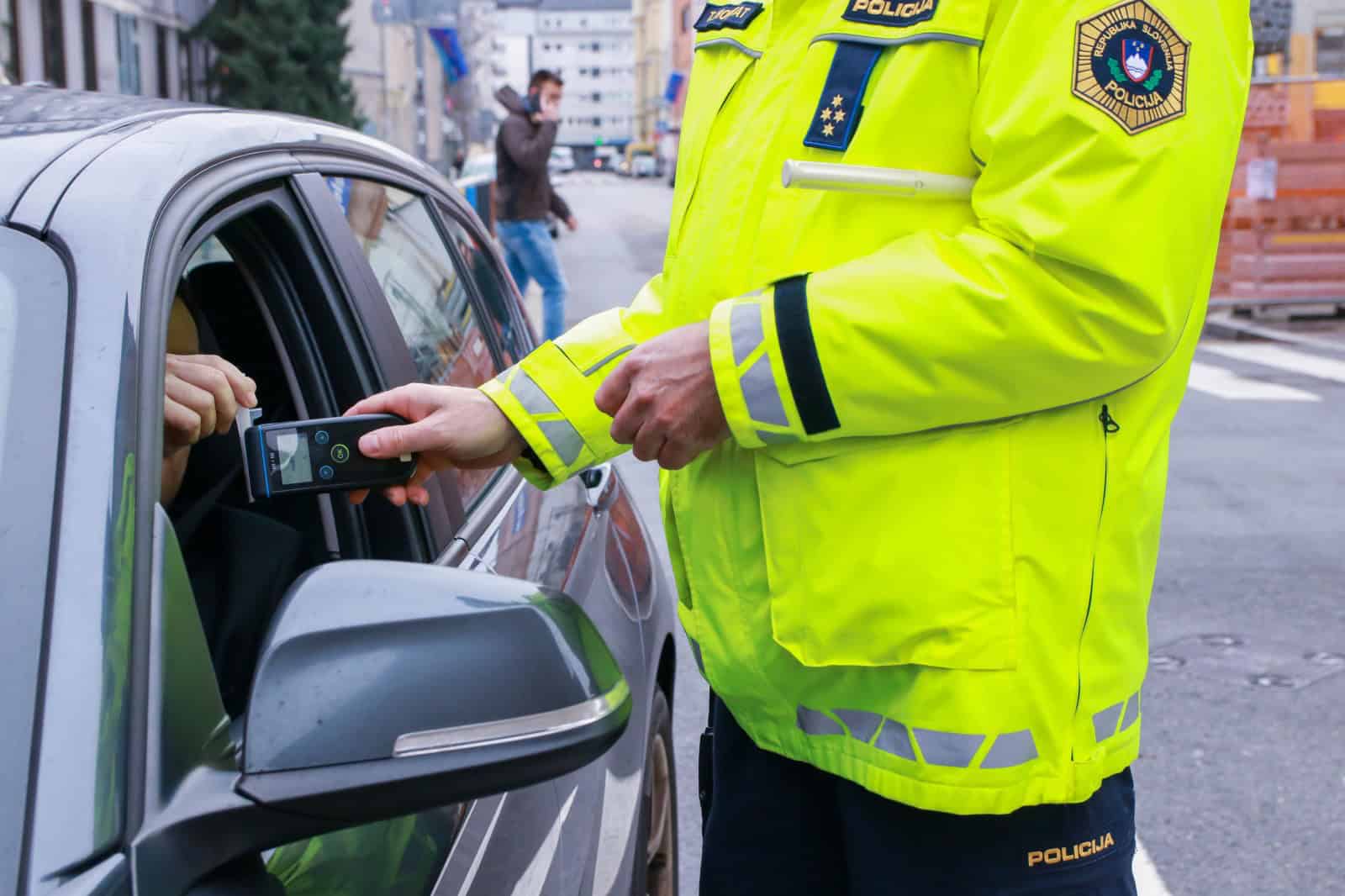 Postopek preizkusa alkoholiziranosti voznikov v prometu na Kotnikovi ulici v Ljubljani.