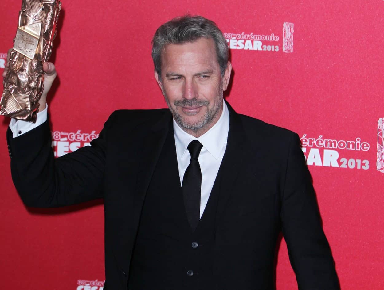 Hollywoodski igralec in reziser Kevin Costner je prejel Cezarja za zivljenjsko delo, ki ga podeljuje Francoska filmska akademija.