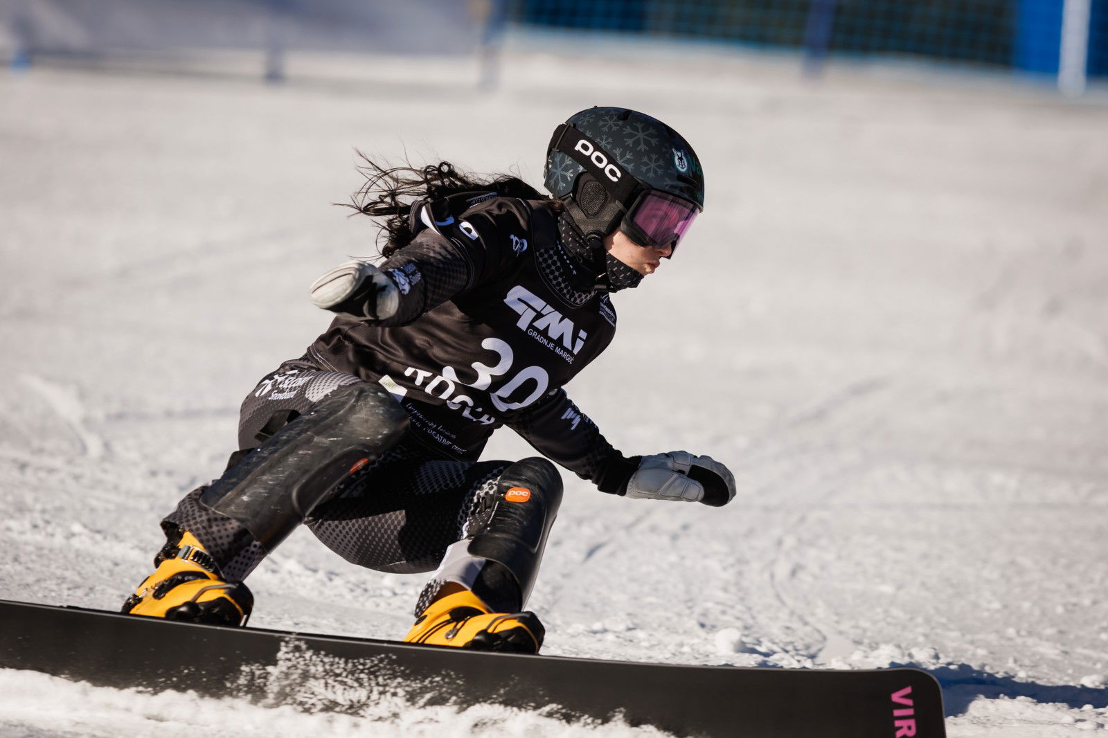 Svetovni pokal v deskanju na snegu, paralelni veleslalom za moske in zenske.
Slovenska deskarka na snegu Gloria Kotnik.