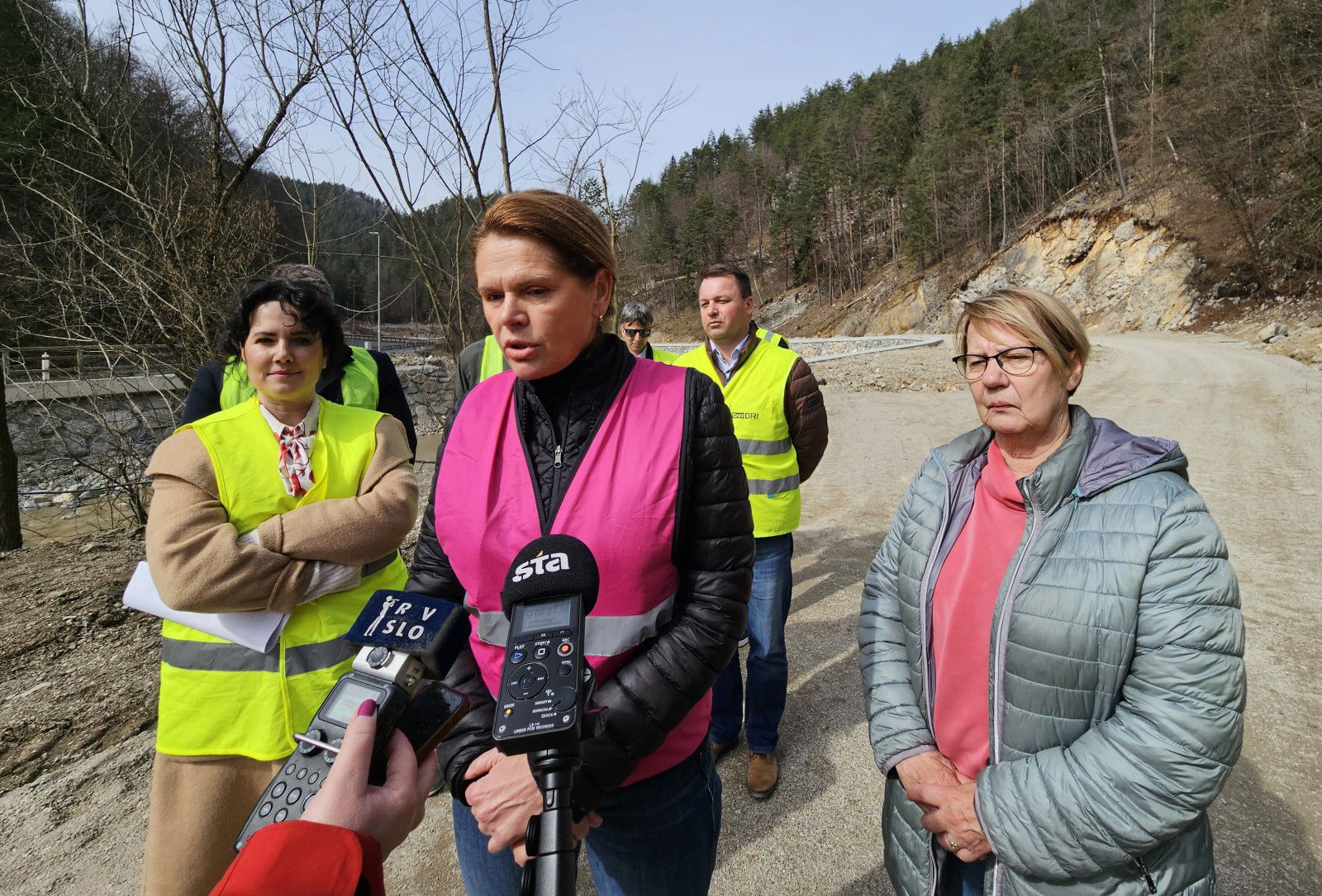 Ogled poteka obnove ceste Mezica-Crna na Koroskem in gradnje kolesarske povezave.
Direktorica direkcije za infrastrukturo Karmen Praprotnik, ministrica za infrastrukturo Alenka Bratusek in zupanja Obcine Crna na Koroskem Romana Lesjak.