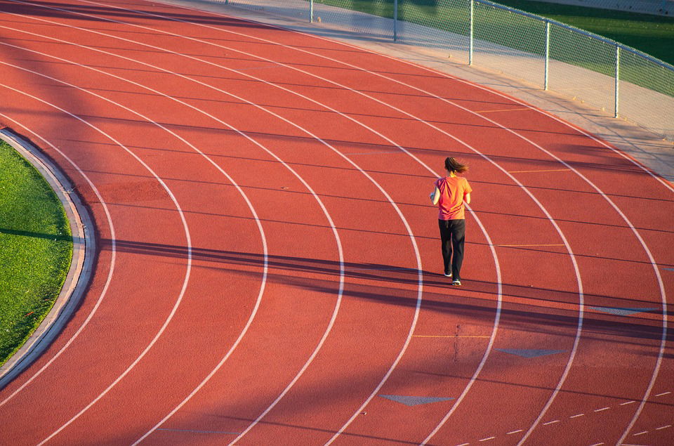 tek atletika ženska stadion steža pixabay